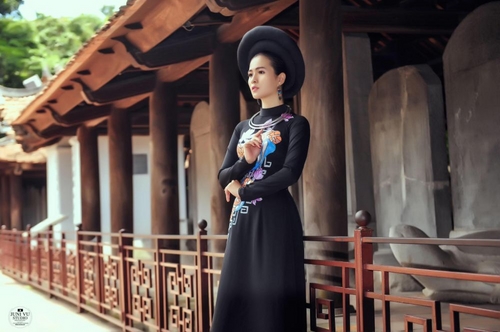 Thùy Trang sang trọng, quyền quý giữa vẻ đẹp cổ kính của Văn Miếu Quốc Tử Giám